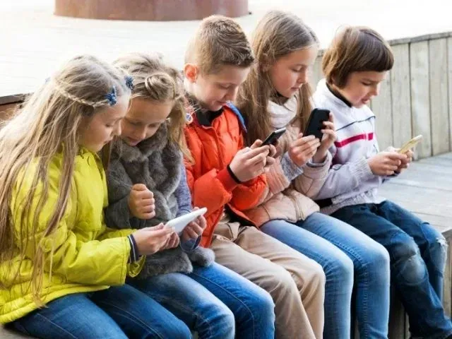 A Geração do Celular: Por que seu filho precisa de um curso de informática infantil hoje?